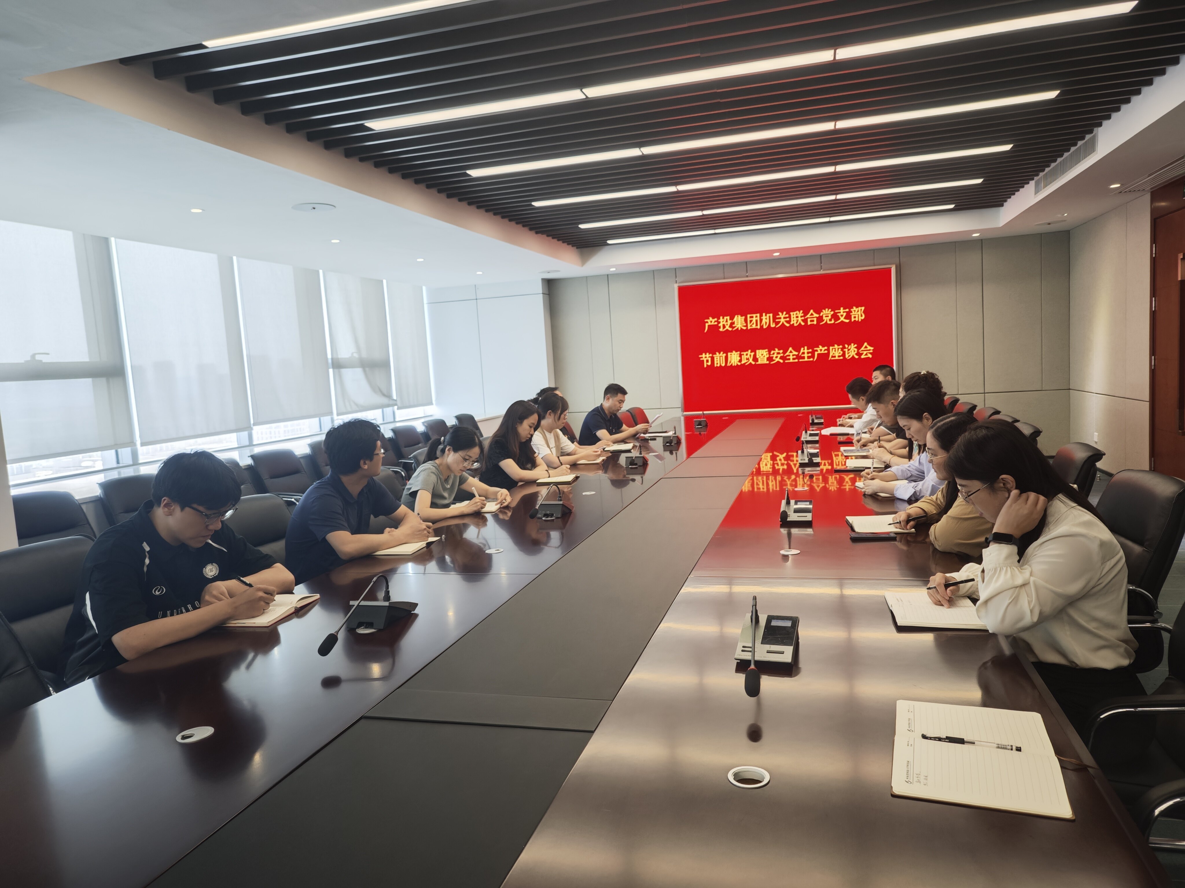 小说狂人
机关联合党支部召开节前廉政暨安全生产座谈会 小说狂人
机关联合党支部召开节前廉政暨安全生产座谈会