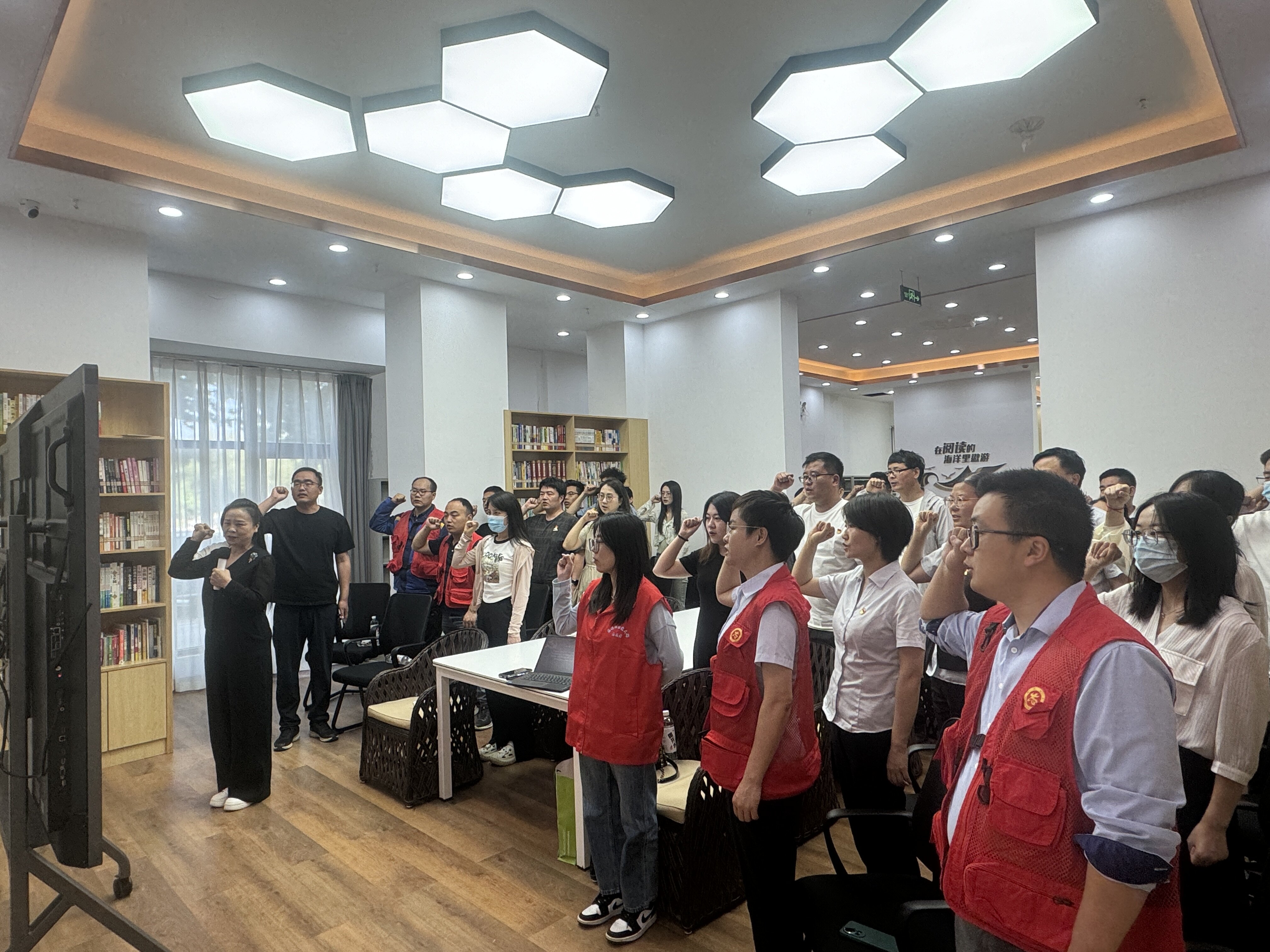 小说狂人
高新城联合党支部开展“学习红色故事 传承红色基因”主题党日活动