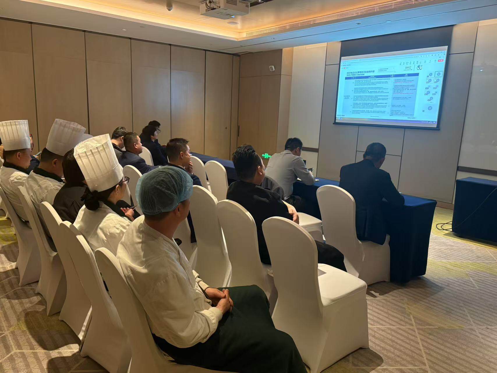 小说狂人
高新假日酒店开展食品安全专题培训 守护宾客“舌尖安全” 小说狂人
高新假日酒店开展食品安全专题培训 守护宾客“舌尖安全”