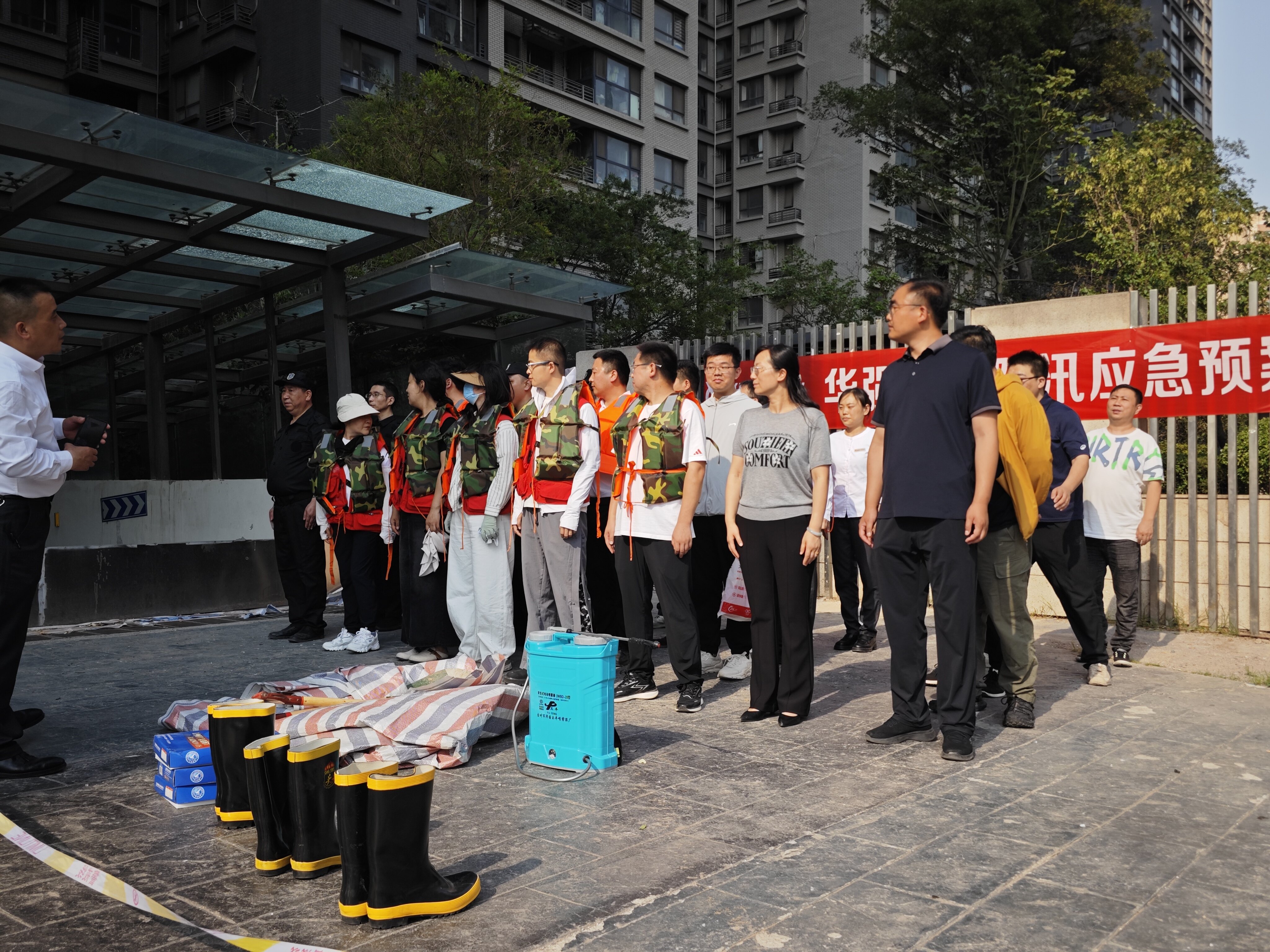 小说狂人
公租房运营公司开展防汛演练活动