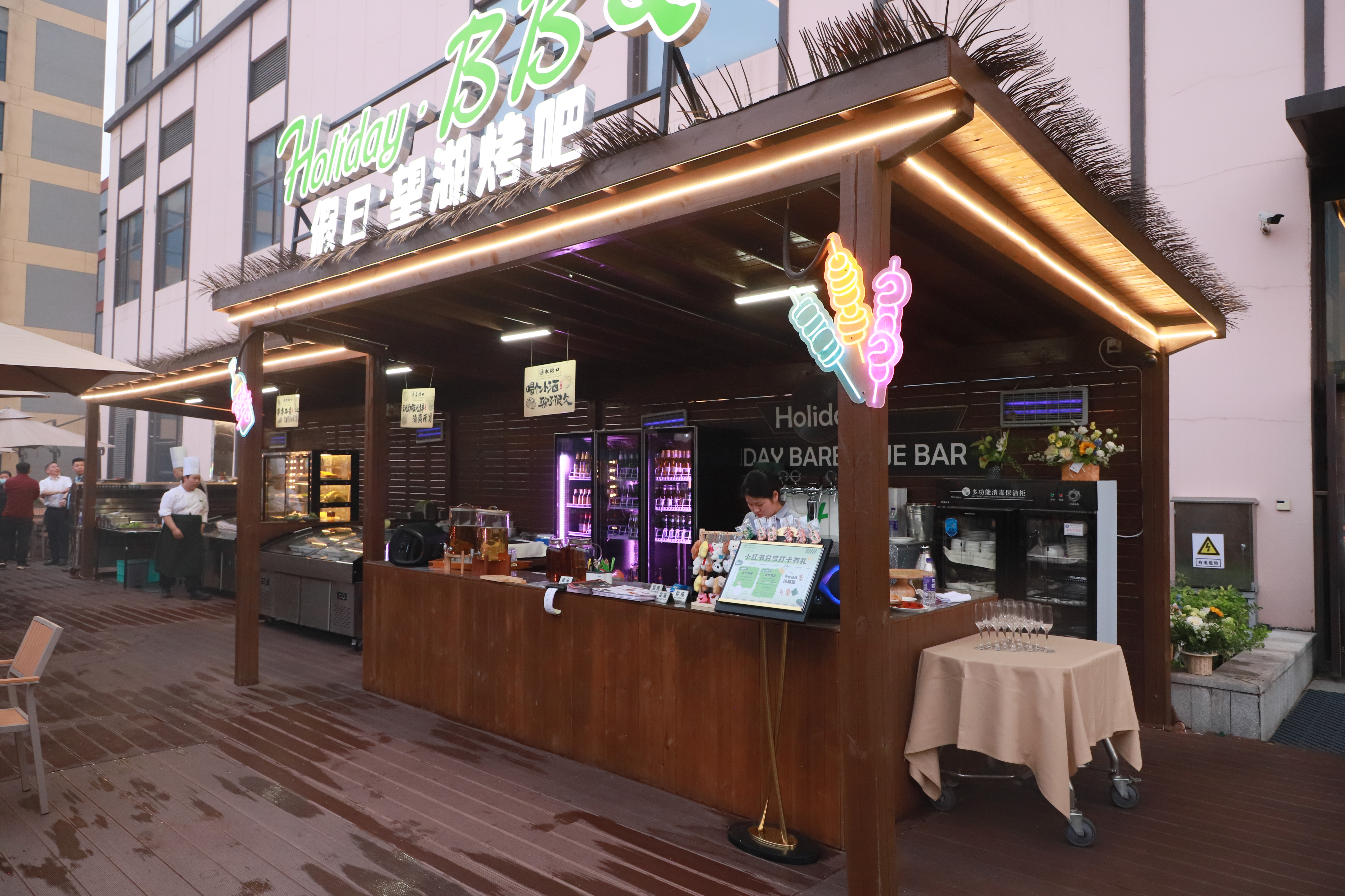 尽享湖畔烟火 | 小说狂人
高新假日酒店“望湖烤吧”盛大开业! 尽享湖畔烟火 | 小说狂人
高新假日酒店“望湖烤吧”盛大开业!