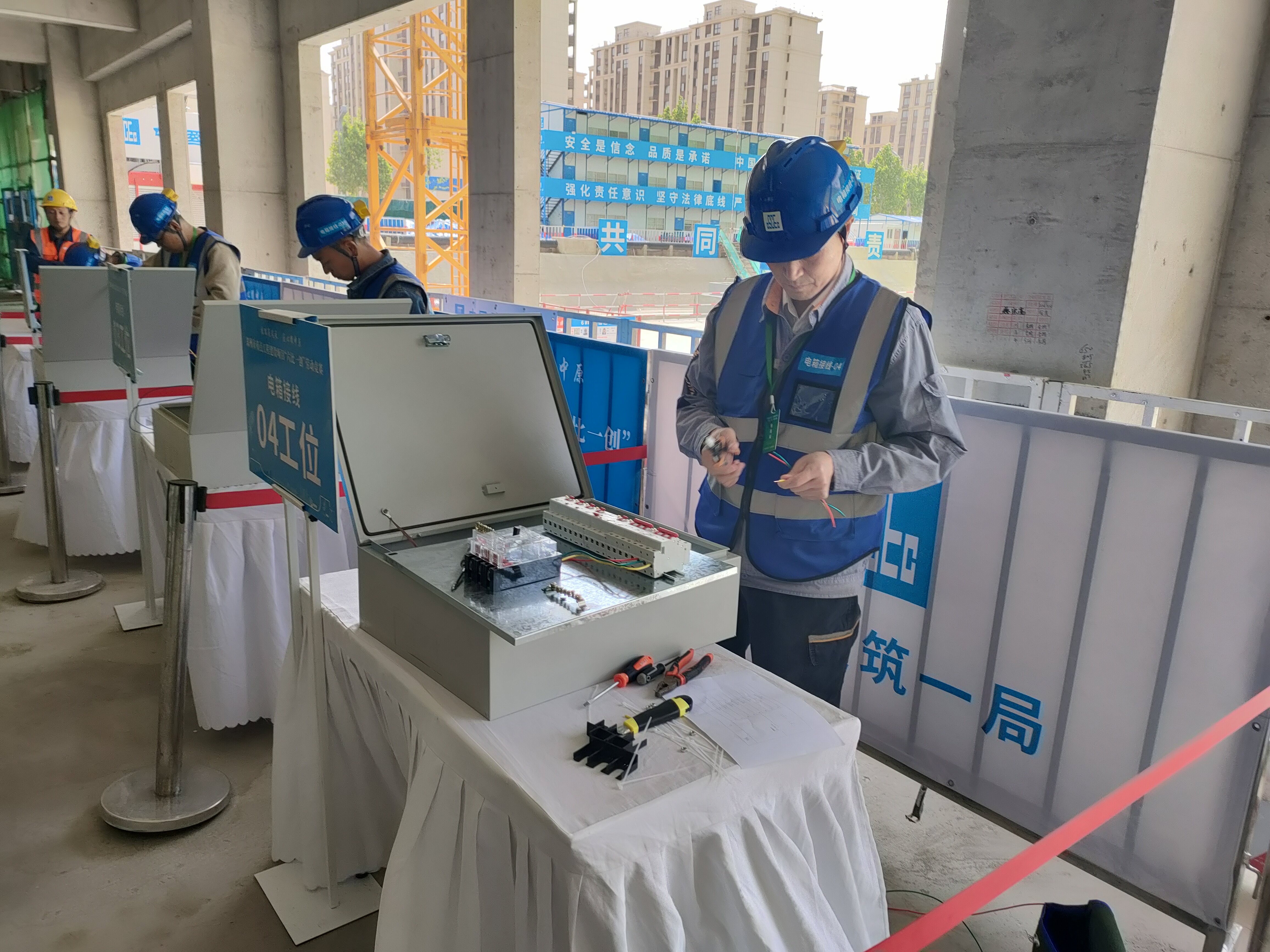 技能比武展锋芒|小说狂人
高新城公司项目员工在郑州市“六比一创”劳动竞赛中斩获二等奖 技能比武展锋芒|小说狂人
高新城公司项目员工在郑州市“六比一创”劳动竞赛中斩获二等奖