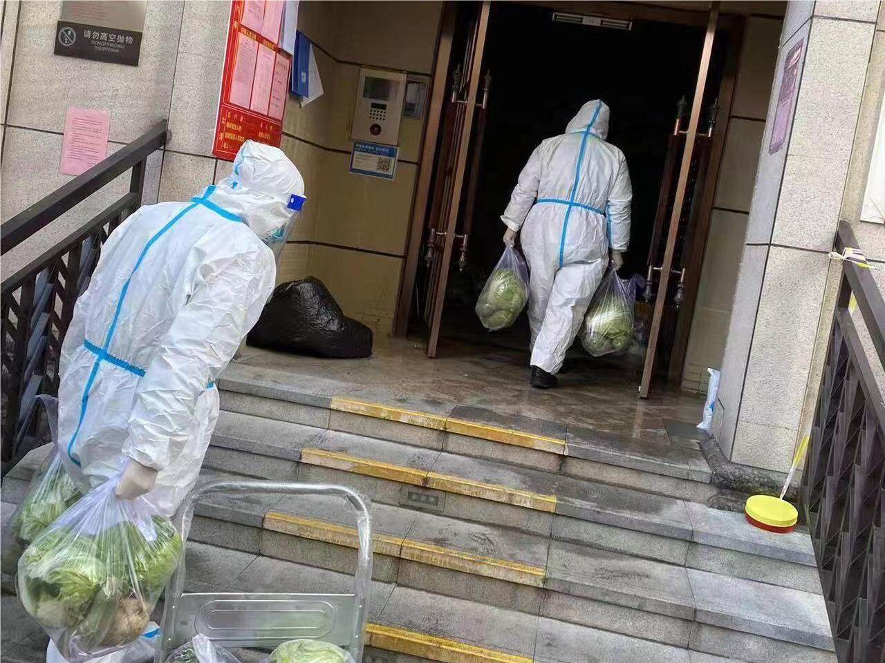 投控集团公租房运营公司献爱心 为困难租户捐赠生活物资