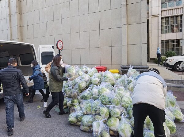 投控集团公租房运营公司献爱心 为困难租户捐赠生活物资